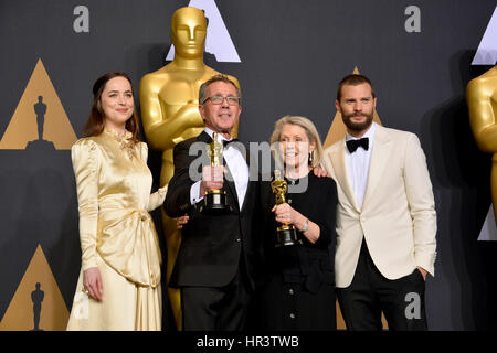 Los Angeles, USA. Feb 26, 2017. LOS ANGELES, CA. 26 février 2017 : Dakota Johnson, David Wasco, Sandy Reynolds-Wasco & Jamie Dornan dans la photo prix à la 89e session annuelle des Academy Awards au Dolby Theatre, à Los Angeles. Crédit : Sarah Stewart/Alamy Live News Banque D'Images