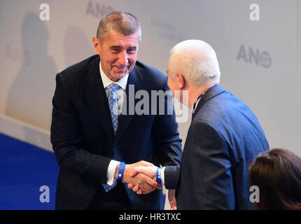 La République tchèque du mouvement ANO semaine de congrès réélu le ministre tchèque des finances, Andrej Babis (à gauche) en tant que président de l'ONA, comme prévu, et de l'ONA, chef de groupe des députés Jaroslav Faltynek (droite) en tant que premier vice-président, ministres et Richard Brabec et Martin Stropnicky sont des nouveaux venus parmi les quatre nouveaux vice-présidents. Babis, le ministre des Finances, a déclaré qu'il veut que l'ONA, pour gagner le octobre élection générale, d'une manière qui empêche toute ANO de mettre fin dans l'opposition. Dans un scrutin secret, dans lequel il a eu affaire à aucun rival, Babis a été appuyée par 195 délégués sur 210. Il a maintes fois protesté contre l'ANO bei Banque D'Images