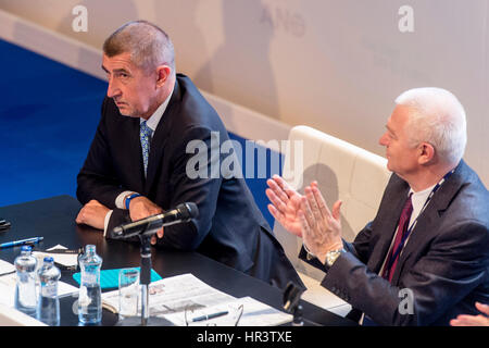 La République tchèque du mouvement ANO semaine de congrès réélu le ministre tchèque des finances, Andrej Babis (à gauche) en tant que président de l'ONA, comme prévu, et de l'ONA, chef de groupe des députés Jaroslav Faltynek (droite) en tant que premier vice-président, ministres et Richard Brabec et Martin Stropnicky sont des nouveaux venus parmi les quatre nouveaux vice-présidents. Babis, le ministre des Finances, a déclaré qu'il veut que l'ONA, pour gagner le octobre élection générale, d'une manière qui empêche toute ANO de mettre fin dans l'opposition. Dans un scrutin secret, dans lequel il a eu affaire à aucun rival, Babis a été appuyée par 195 délégués sur 210. Il a maintes fois protesté contre l'ANO bei Banque D'Images