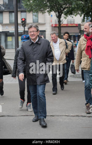 La réunion électorale Place Stalingrad , Jean-Luc Mélenchon avec des collaborateurs traverse la rue de paris Banque D'Images