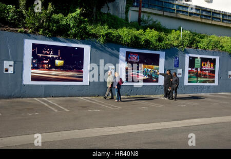 Installation d'une exposition artistique sur le Sunset Strip à Los Angeles avec Robert Landau's photos documentant des panneaux rock à partir des années 1970. Banque D'Images