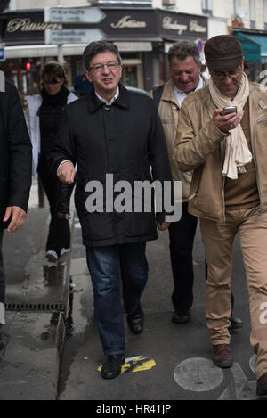 La réunion électorale Place Stalingrad , Jean-Luc Mélenchon avec des collaborateurs traverse la rue de paris Banque D'Images