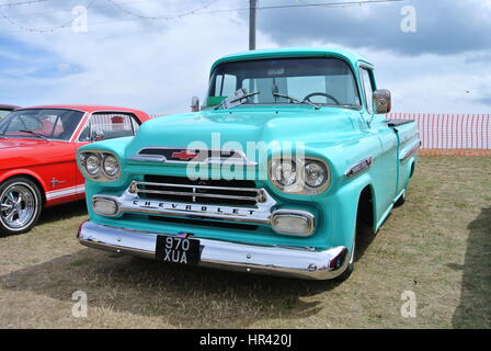 Chevrolet Apache camionnette stationnée sur l'affichage Banque D'Images