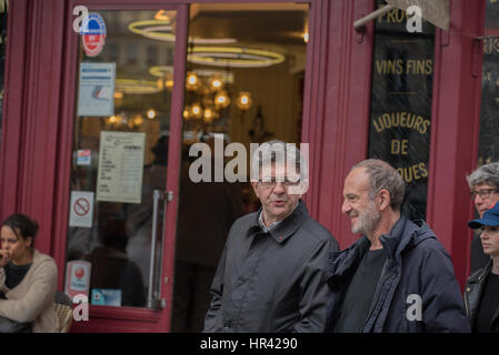 La réunion électorale Place Stalingrad , Jean-Luc Mélenchon avec des collaborateurs traverse la rue de paris Banque D'Images