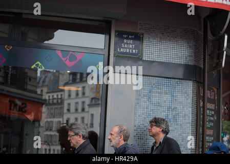 La réunion électorale Place Stalingrad , Jean-Luc Mélenchon avec des collaborateurs traverse la rue de paris Banque D'Images