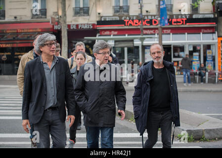 La réunion électorale Place Stalingrad , Jean-Luc Mélenchon avec des collaborateurs traverse la rue de paris Banque D'Images