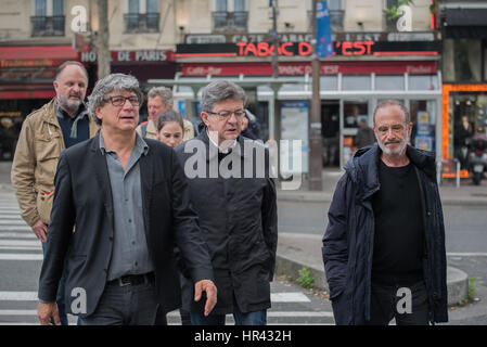 La réunion électorale Place Stalingrad , Jean-Luc Mélenchon avec des collaborateurs traverse la rue de paris Banque D'Images