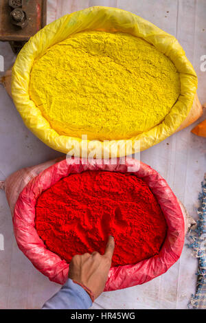 Pieux colorés de teintures en poudre utilisé pour la fête de Holi en Inde Banque D'Images