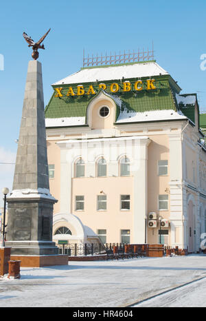 La gare de Khabarovsk récemment rénové avec un statut de Khabarovsk et de fontaines en face sur une froide journée d'hiver avec neige au sol. Khabarovsk est Banque D'Images