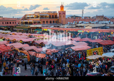 Marrakech, Maroc. Des stands de nourriture et de la foule la place Jemaa El-Fna. Banque D'Images