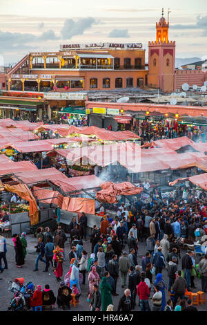 Marrakech, Maroc. Stands de nourriture et les gens dans la place Jemaa El-Fna. Banque D'Images