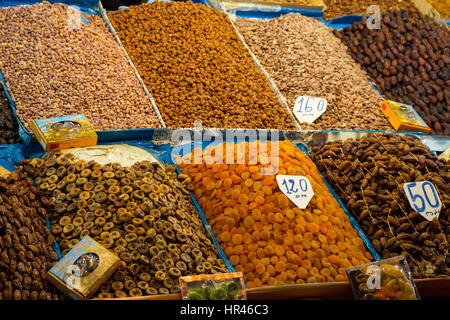 Marrakech, Maroc. Figues séchées, abricots, dates, et les écrous à la vente, la Place Jemaa El-Fna. Banque D'Images