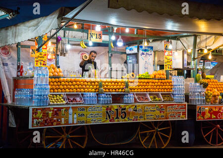 Marrakech, Maroc. Vendeur de jus de fruits et des bouteilles d'eau, la Place Jemaa El-Fna. Banque D'Images