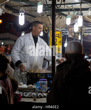 Marrakech, Maroc. La vente du vendeur d'escargots à la place Jemaa El-Fna, Stand. Banque D'Images