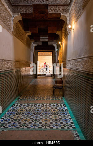 Marrakech, Maroc. Donnant sur la rue de l'intérieur de la Medersa Ben Youssef, 16ème. Siècle. Banque D'Images