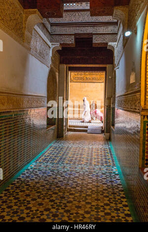 Marrakech, Maroc. Donnant sur la rue de l'intérieur de la Medersa Ben Youssef, 16ème. Siècle. Banque D'Images