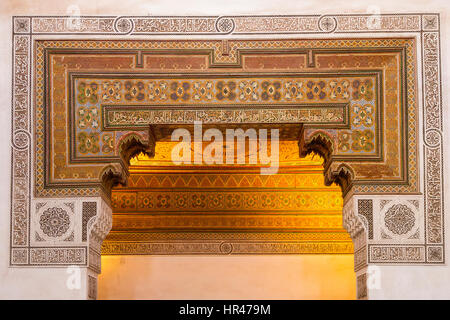 Marrakech, Maroc. Palais Bahia, 19e. Siècle. Calligraphie, floral, et décorations géométriques sur la porte menant à une chambre intérieure. Banque D'Images