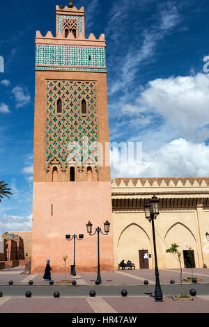 Marrakech, Maroc. Scène de rue à l'avant du minaret de la mosquée Moulay El Yazid. Banque D'Images