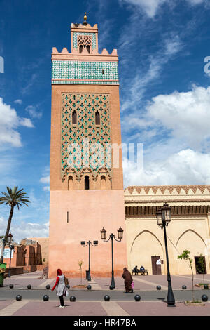 Marrakech, Maroc. Scène de rue à l'avant du minaret de la mosquée Moulay El Yazid. Banque D'Images