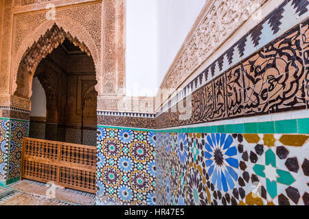 Marrakech, Maroc. Des dessins géométriques en mosaïque Zellige (travail), Tombes Saadiennes, 16ème. Siècle. Banque D'Images