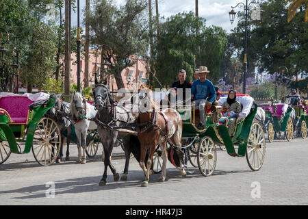 Marrakech, Maroc. Les touristes en calèche. Banque D'Images