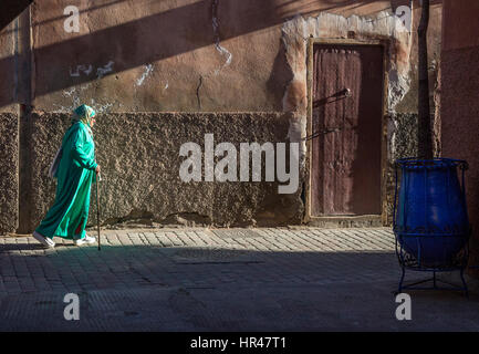 Marrakech, Maroc. Femme marche dans la Médina, au petit matin. Banque D'Images