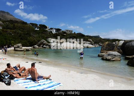 Les visiteurs à profiter du soleil sur la plage de Boulders beach dans la péninsule du Cap en Afrique du Sud. Banque D'Images