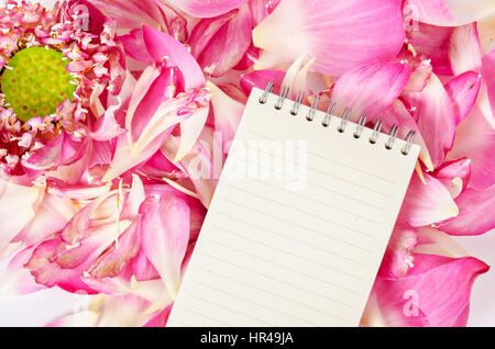 Agenda vide ouvert sur fond de fleurs de lotus rose en fleurs, prêt pour votre texte. Banque D'Images