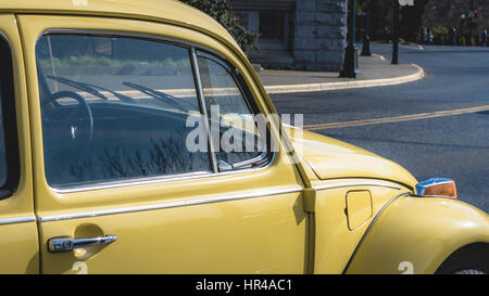 Voiture vintage jaune vif sur la rue Banque D'Images