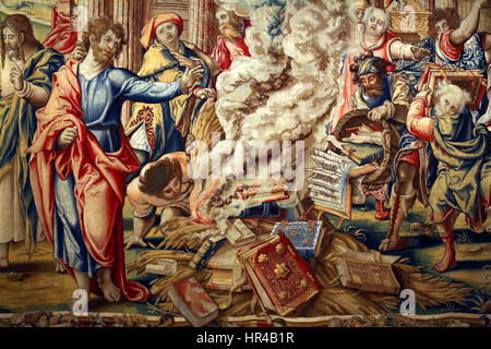Le tableau de Pieter Coecke van Aelst, « la brûlure des livres à Éphèse », décrit un moment dramatique dans la vie de Saint Paul. La scène détaillée se concentre sur la destruction des textes païens, soulignant le conflit entre le christianisme primitif et les traditions anciennes. Banque D'Images