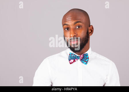 African American jeune homme portant un chapeau traditionnel Banque D'Images