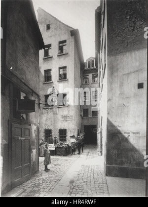 « Nikolaistrasse 29 Leipzig 1905 » capture une vue de rue de Leipzig, en Allemagne, au début du XXe siècle. La peinture offre un aperçu historique de la vie urbaine à cette époque, mettant en vedette l'architecture et l'activité animée sur Nikolaistrasse. Banque D'Images