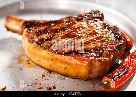 La viande de l'alimentation - Pavé de boeuf sur plaque métal vintage, peu profonde dof. Banque D'Images