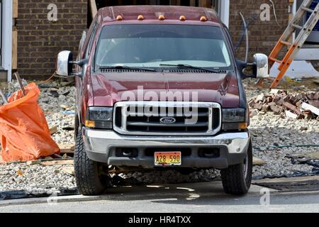 Ford rouge camion de travail à l'extérieur d'une zone de construction Banque D'Images