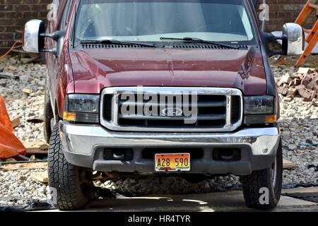 Ford rouge camion de travail à l'extérieur d'une zone de construction Banque D'Images