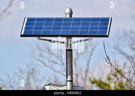 Panneau solaire alimentant une vitesse de la lumière sur la rue Banque D'Images