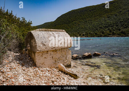 Sarcophage lycien style rock formations tombe dans la mer de la baie de Kekova Kekova. korfezinde deniz kaya icinde mezari. Croisière en bateau, location de bateaux, mavitur Banque D'Images