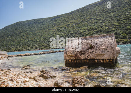 Sarcophage lycien style rock formations tombe dans la mer de la baie de Kekova Kekova. korfezinde deniz kaya icinde mezari. Croisière en bateau, location de bateaux, mavitur Banque D'Images