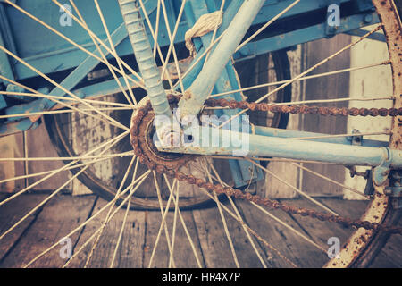 Close up vieux vélo vintage style rétro et chaîne Banque D'Images