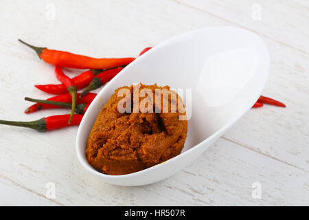 Pâte de piment épicé aux poivrons sur bois bacground Banque D'Images