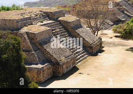 Mexique, cité maya ruins in Monte Alban près de la ville d'Oaxaca. La photo présente au nord, la construction d'une plate-forme Banque D'Images