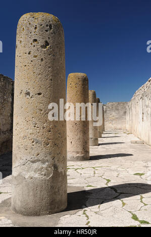 Mexique, cité Maya Ruins dans Mitla près de la ville d'Oaxaca. Le plus important des centres religieux zapotèque. La photo présente des colonnes Hall Banque D'Images