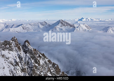 Voir au-dessus des nuages de la pointe Helbronner, Mont Blanc, Italie Banque D'Images