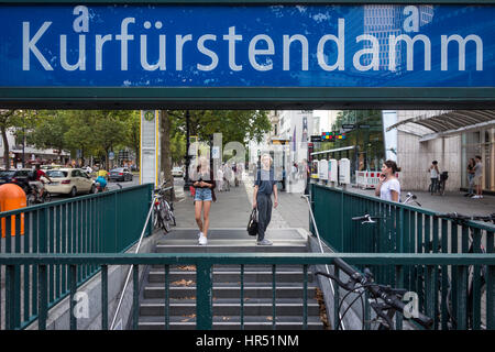 Berlin. L'Allemagne. La station de métro Kurfürstendamm et rue commerçante. Banque D'Images