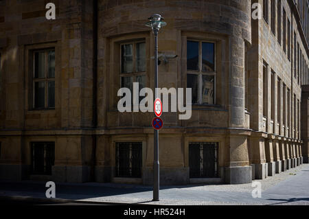 Une rue éclairée par le vide à Berlin, Allemagne. Banque D'Images