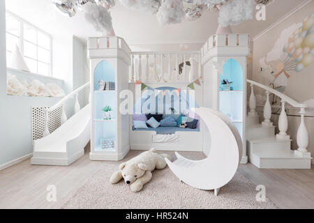 Tourné d'une spacieuse chambre d'enfant bleu décoratif. jeu. Banque D'Images