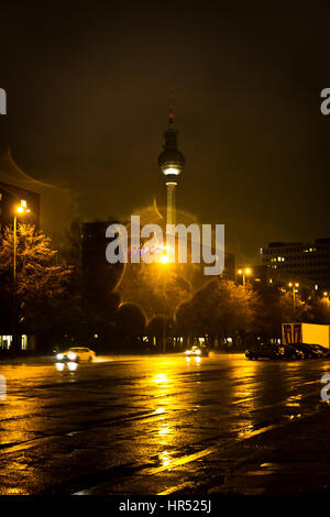 La tour de télévision vu à travers la pluie et la brume à Berlin, Allemagne. Banque D'Images