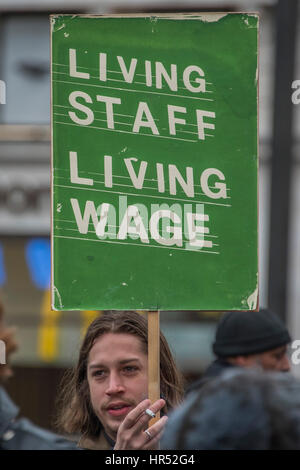 Photo chambre personnel protester contre les bas salaires dans leur chaîne Cineworld - qu'ils appellent au boycott à l'extérieur de l'Empire Square, Leicseter aussi récemment acheté par Cineworld. La London Living Wage est quelque chose les membres de l'union de Picturehouse ont fait pression pour depuis 2014. La campagne n'a cessé de croître depuis, maintenant avec quatre sites en grève ! Ils disent "Picturehouse et Cineworld travaillent très fort pour écraser notre campagne et tout ce que nous recevons d'eux dans la voie de la négociation est le silence". Banque D'Images