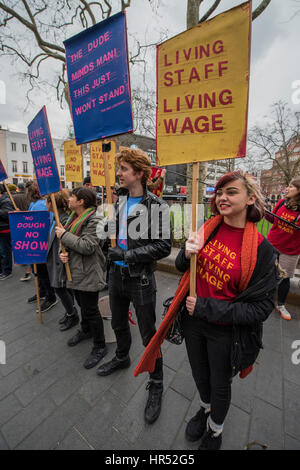 Photo chambre personnel protester contre les bas salaires dans leur chaîne Cineworld - qu'ils appellent au boycott à l'extérieur de l'Empire Square, Leicseter aussi récemment acheté par Cineworld. La London Living Wage est quelque chose les membres de l'union de Picturehouse ont fait pression pour depuis 2014. La campagne n'a cessé de croître depuis, maintenant avec quatre sites en grève ! Ils disent "Picturehouse et Cineworld travaillent très fort pour écraser notre campagne et tout ce que nous recevons d'eux dans la voie de la négociation est le silence". Banque D'Images