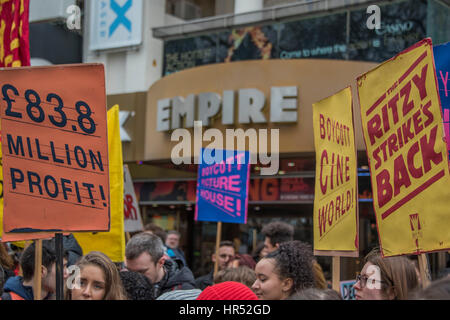 Photo chambre personnel protester contre les bas salaires dans leur chaîne Cineworld - qu'ils appellent au boycott à l'extérieur de l'Empire Square, Leicseter aussi récemment acheté par Cineworld. La London Living Wage est quelque chose les membres de l'union de Picturehouse ont fait pression pour depuis 2014. La campagne n'a cessé de croître depuis, maintenant avec quatre sites en grève ! Ils disent "Picturehouse et Cineworld travaillent très fort pour écraser notre campagne et tout ce que nous recevons d'eux dans la voie de la négociation est le silence". Banque D'Images